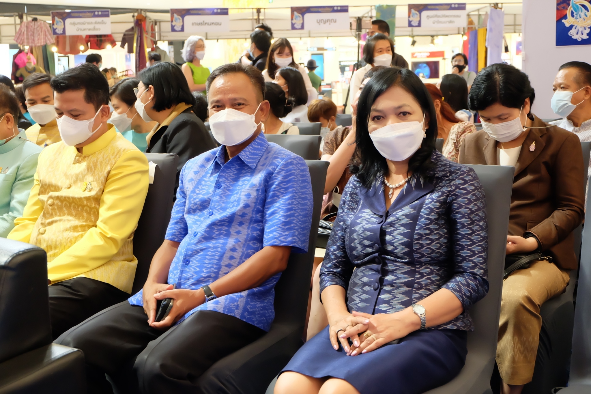 title - ส.ป.ก. ร่วมเป็นเกียรติในพิธีเปิดงานส่งเสริมและจำหน่ายสินค้าหม่อนไหมแบบครบวงจร ณ บริเวณเจริญนครฮอลล์ ชั้น M ไอคอนสยาม กรุงเทพฯ